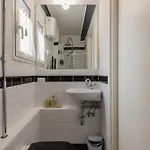 Guesthost - Giovanni's With Balcony Apartment
