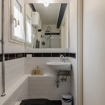 Guesthost - Giovanni's With Balcony Apartamento