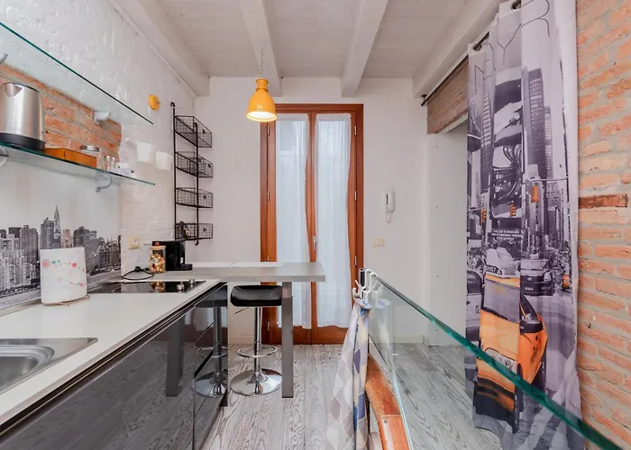 Guesthost - Giovanni's With Balcony *