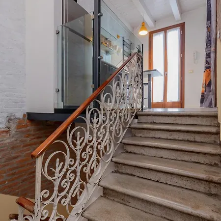 Daire Guesthost - Giovanni's With Balcony