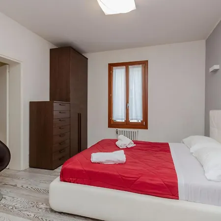 Guesthost - Giovanni's With Balcony Daire Venedik