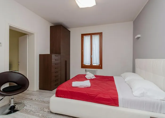 Guesthost - Giovanni's With Balcony Appartamento Venezia