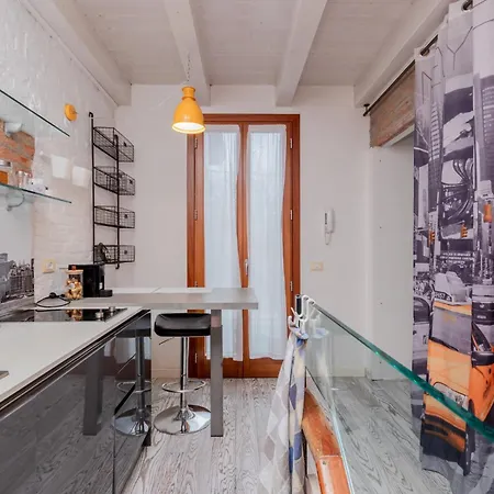 Guesthost - Giovanni's With Balcony *