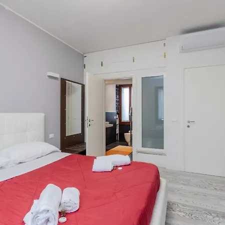 Guesthost - Giovanni's With Balcony 아파트