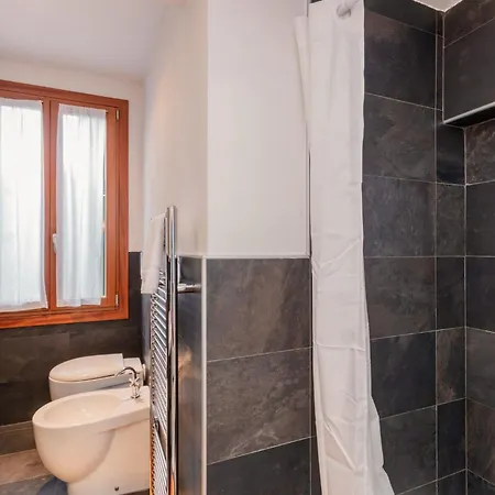 Guesthost - Giovanni's With Balcony 베니스