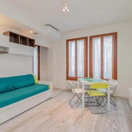 Guesthost - Giovanni's With Balcony 아파트 *