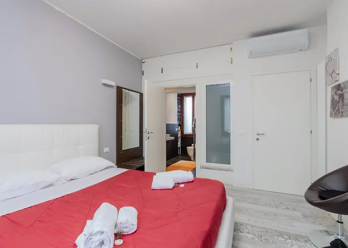 Guesthost - Giovanni's With Balcony 아파트