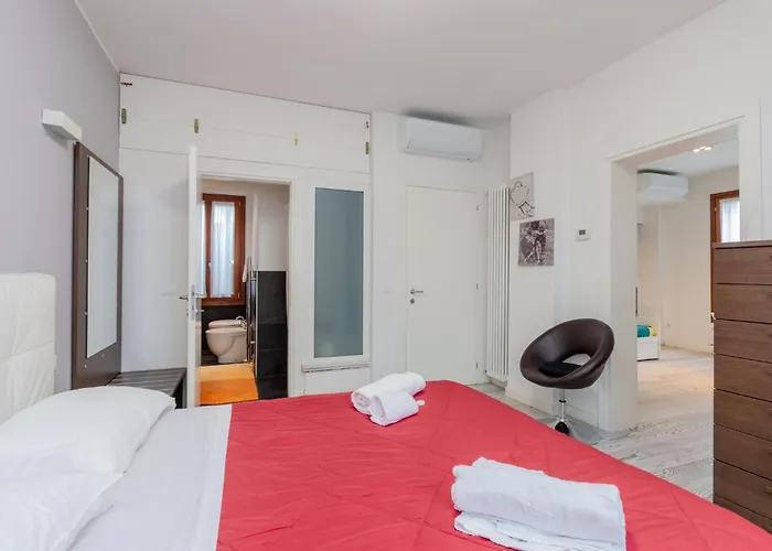 Guesthost - Giovanni's With Balcony *