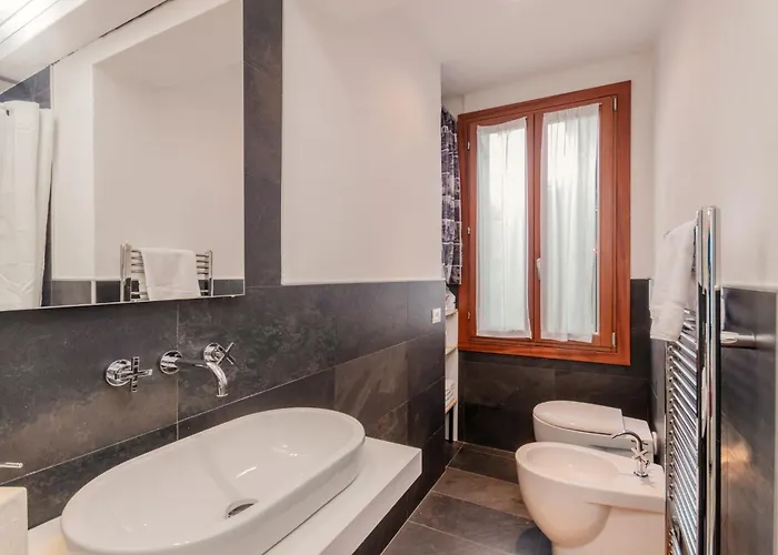 Guesthost - Giovanni's With Balcony *