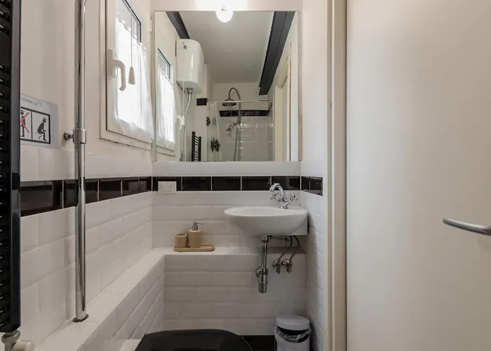 Guesthost - Giovanni's With Balcony 아파트