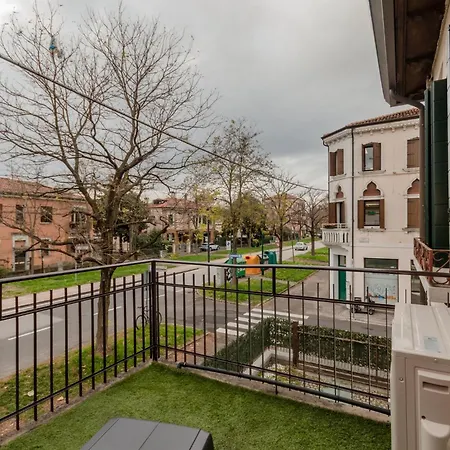 Guesthost - Giovanni's With Balcony *